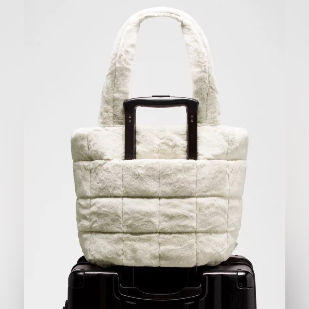 Lululemon Quilted Grid Tote Plush Fleece 12L - Picture 5 of 12